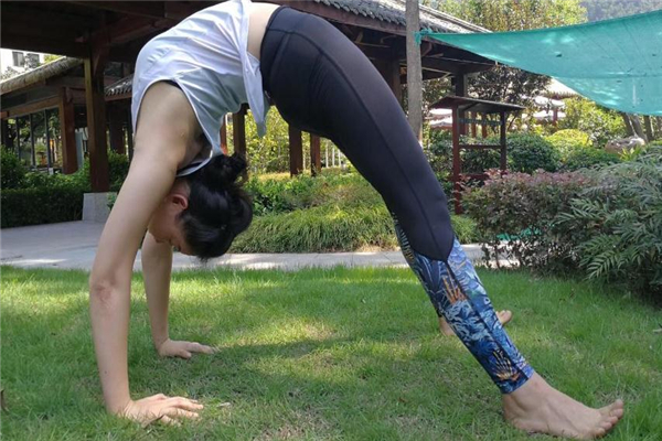 瑜伽服怎么挑選 材質彈性都很重要