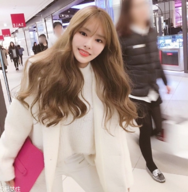女生卷發發型圖片 學生長卷發發型圖片
