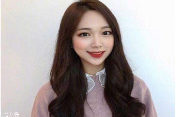 微卷長發發型 女生微卷長發圖片