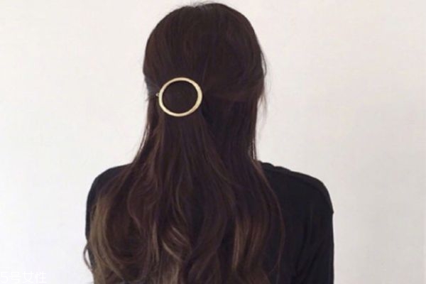 女生卷發發型圖片 學生長卷發發型圖片