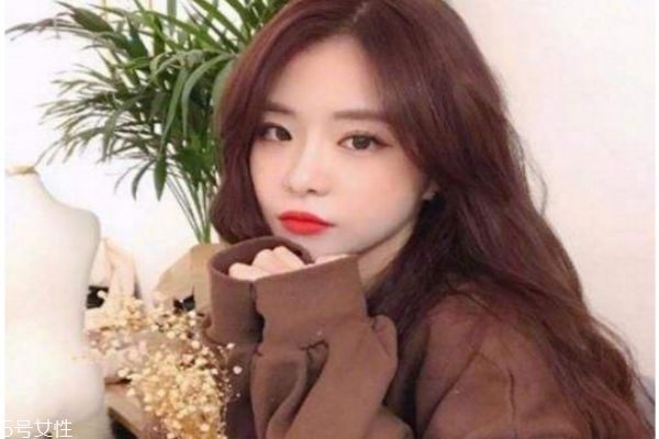 微卷長發發型 女生微卷長發圖片