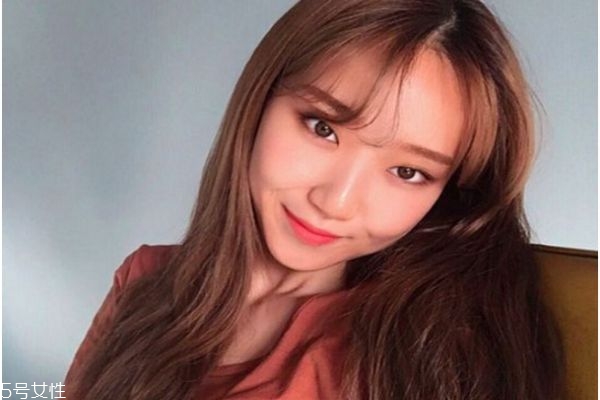 微卷長發發型 女生微卷長發圖片