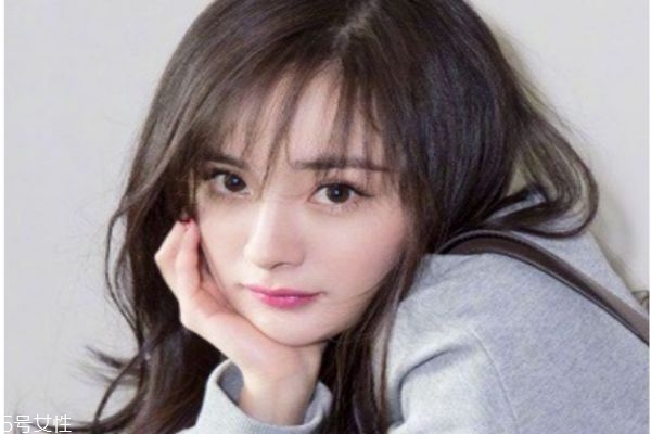 瓜子臉大額頭適合什么發型 長臉大額頭女生適合發型