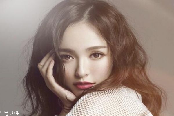 瓜子臉大額頭適合什么發型 長臉大額頭女生適合發型