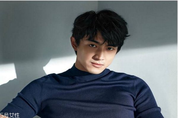 男生臉大適合什么發型 頭大臉大男生發型圖片