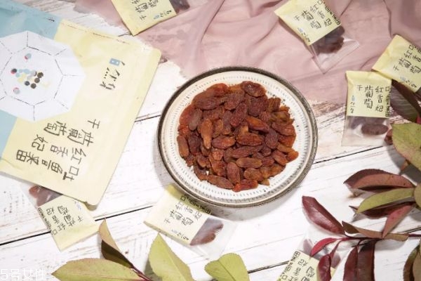 新疆葡萄干價(jià)格多少錢(qián)一斤 新疆葡萄干黑加侖