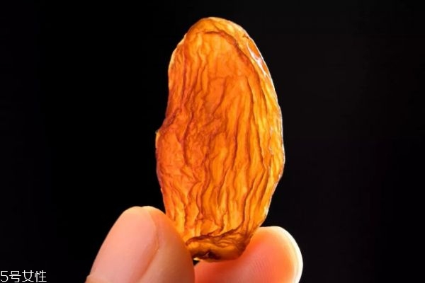 新疆葡萄干價(jià)格多少錢(qián)一斤 新疆葡萄干黑加侖