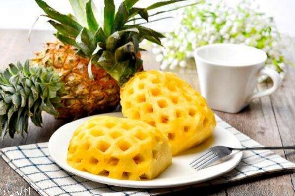 吃菠蘿為什么要泡鹽水 鳳梨和菠蘿的區別