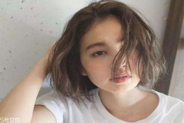 接近黑色的染發顏色 低調但是顯氣色的發色