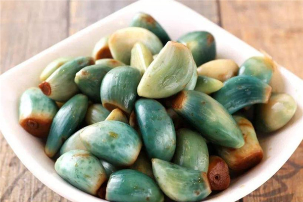 醋泡大蒜為什么會變綠 屬于正常現(xiàn)象