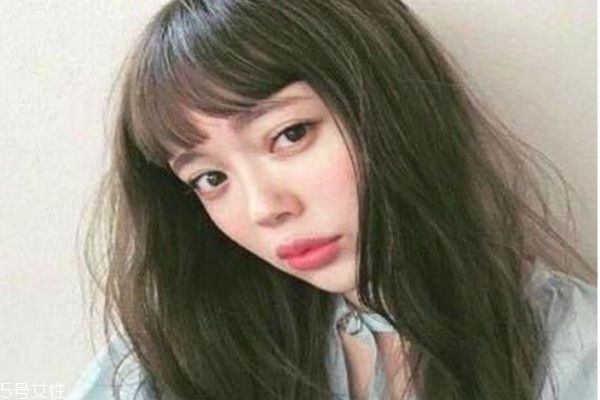接近黑色的染發顏色 低調但是顯氣色的發色
