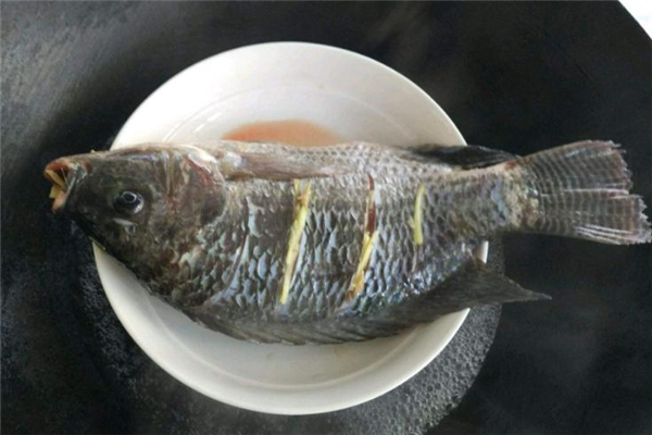 清蒸羅非魚的做法 肉質很鮮美