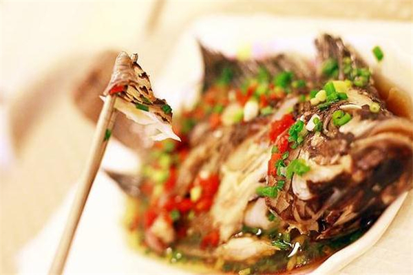 清蒸羅非魚的做法 肉質很鮮美