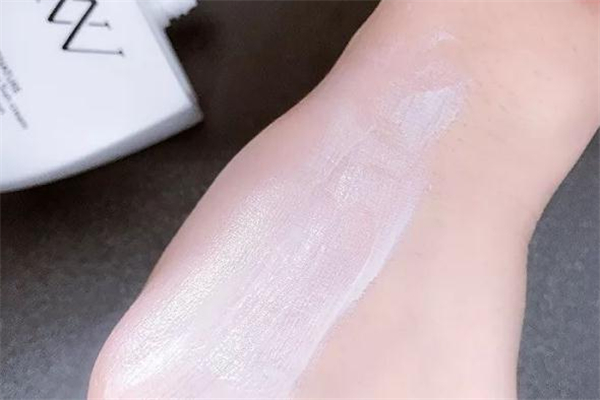 vn鉑金包防曬霜油嗎 清爽乳液質地