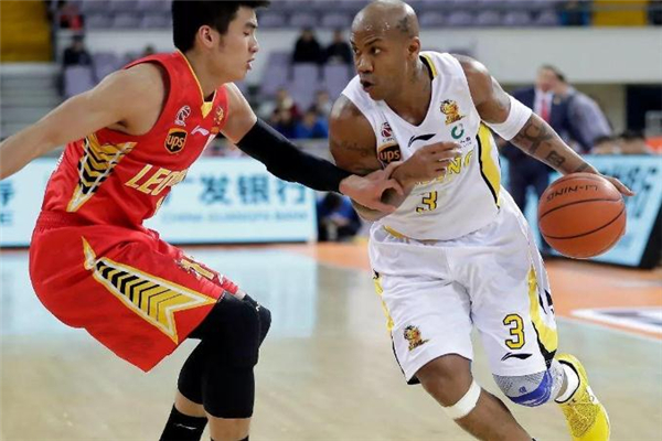 打籃球怎么練運球節奏 運球過人技巧