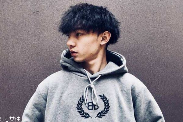 頭發硬燙錫紙燙好看嗎 發質硬的人適合錫紙燙嗎