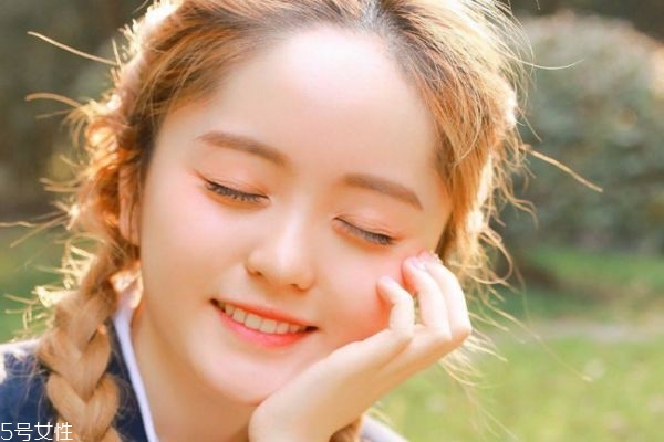 為什么女生喜歡向愛的人撒嬌呢 女生撒嬌的常見幾種表現