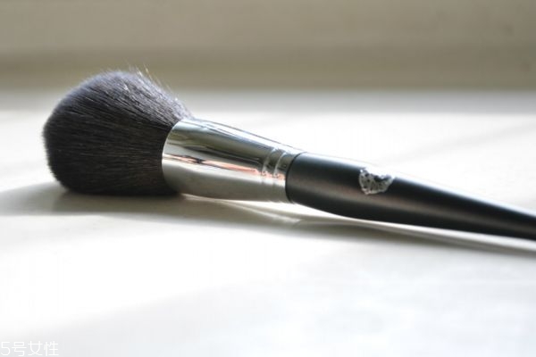使用散粉需要刷子嗎 蜜粉刷和散粉刷的區別