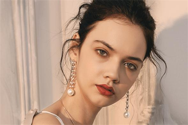 女生戴什么耳環顯脖子長 什么樣的耳環顯脖子長