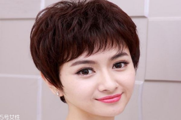 50歲短發怎么燙好看 50歲女人適合燙的短發