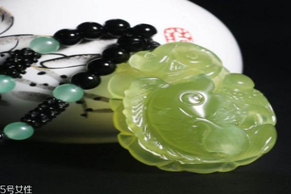 怎么樣來鑒定岫巖玉呢 岫巖玉盛產哪里呢