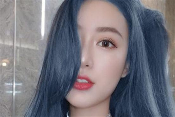 藍灰色頭發怎么染 藍灰色掉色后是什么顏色