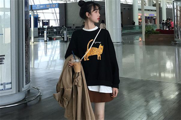 黑色衛衣配什么裙子好看 黑色衛衣搭配裙子圖片