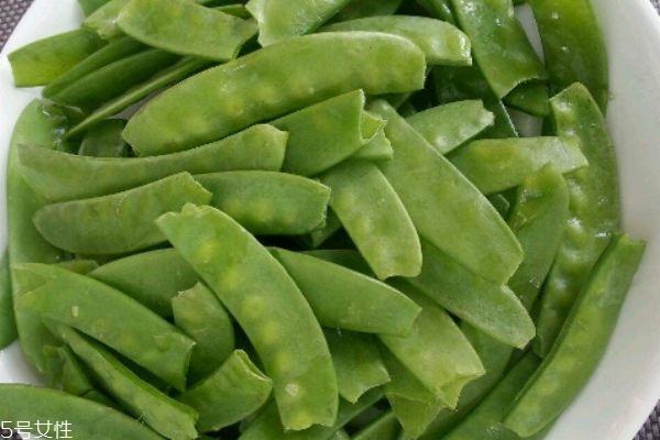 吃荷蘭豆有什么作用呢 荷蘭豆生長在什么環境里呢