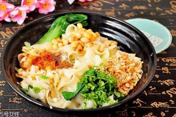什么是油潑面呢 油潑面有什么營養價值呢