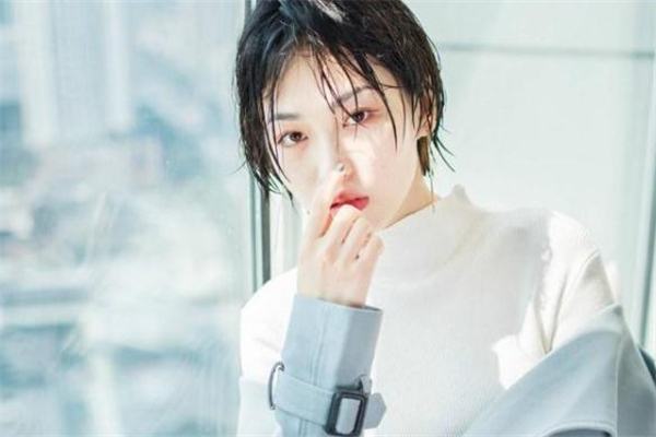 短發女生適合穿什么衣服 短發女生穿搭建議