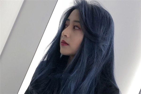 黑藍色頭發適合什么膚色 黑藍色頭發顯皮膚白嗎