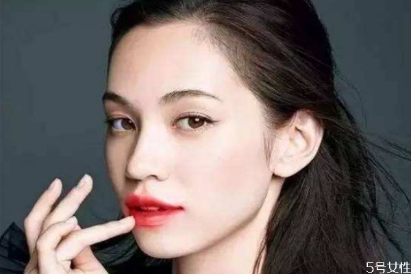 眉毛附近長(zhǎng)痘痘是什么原因 眉毛中間長(zhǎng)了痘痘的原因