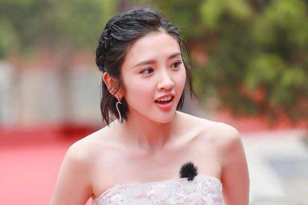 顯氣質的中長卷發有哪些 短發和長發哪個更顯年輕