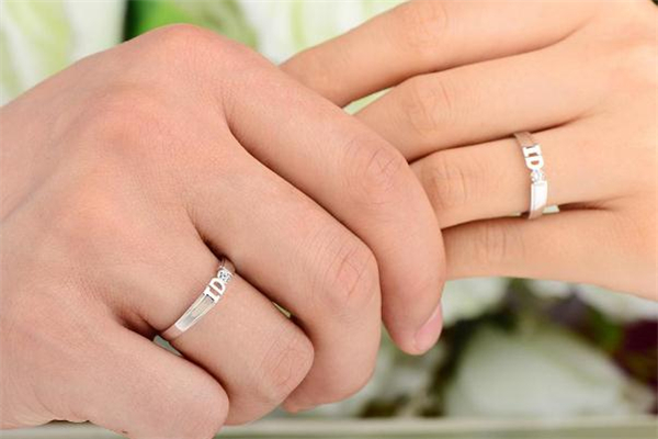 婚戒是男方買(mǎi)還是女方 婚戒是男方買(mǎi)還是互相買(mǎi)