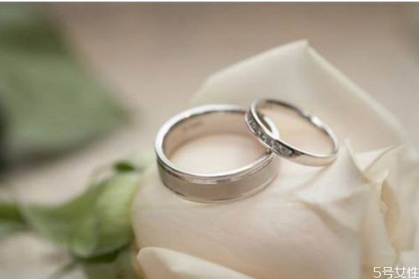 求婚戒指和結婚戒指一樣嗎 訂婚戒指和結婚戒指的區別