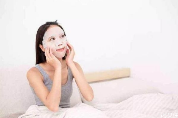 坐著敷面膜會下垂嗎 坐著和躺著敷面膜區別