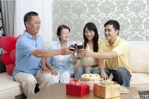 第一次見(jiàn)女方父母送什么好 第一次見(jiàn)女方父母禁忌