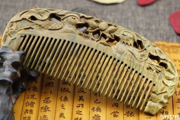 哪種梳子對頭發好 買梳子要注意什么