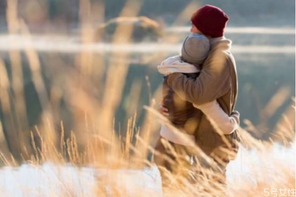 男人放不下一個女人的表現 男人分手還愛你有哪些表現