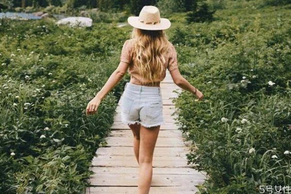 男生喜歡女生會有哪些行為表現 男生追女生的表現