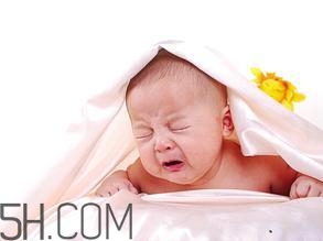 新生兒吐奶情況什么時(shí)候會(huì)沒(méi)有？寶寶吐奶了怎么辦？