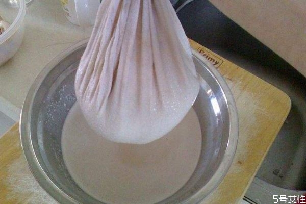 如何自制黑豆漿呢 黑豆漿應該怎么打呢