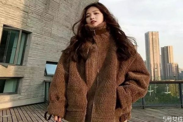 羊羔毛外套毛毛結塊怎么辦 羊羔毛外套如何搭配