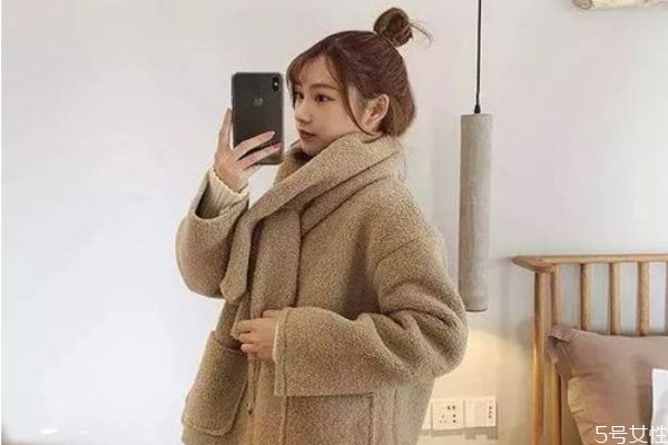 羊羔毛外套毛毛結塊怎么辦 羊羔毛外套如何搭配