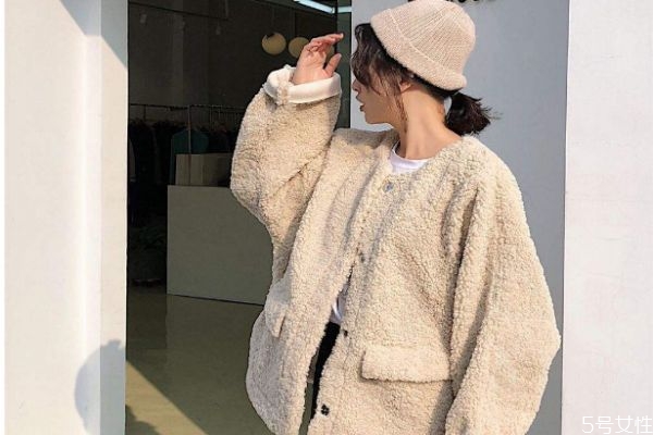 羊羔毛外套毛毛結塊怎么辦 羊羔毛外套如何搭配