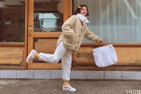 羊羔毛外套毛毛結塊怎么辦 羊羔毛外套如何搭配