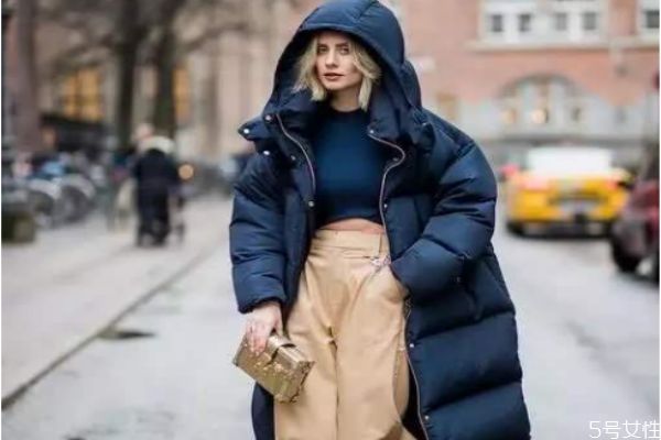 白色羽絨服發霉怎么洗掉霉斑 羽絨服上的霉點怎么去除