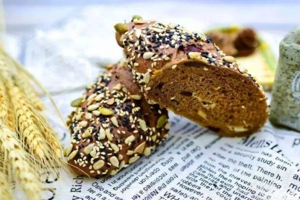 全麥粉的熱量高嗎 全麥粉和小麥粉的區別是什么