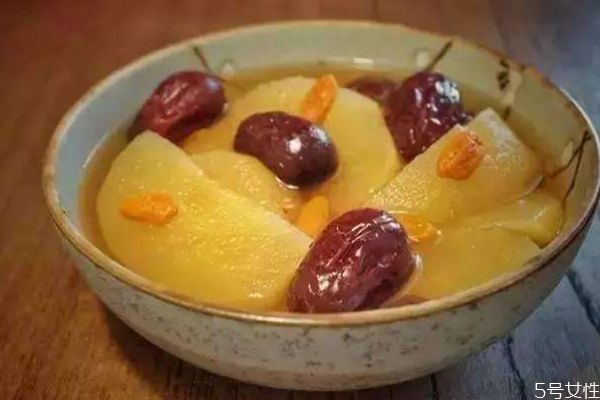 蘋(píng)果煮可以吃嗎 蘋(píng)果煮了吃好還是生吃的好 
