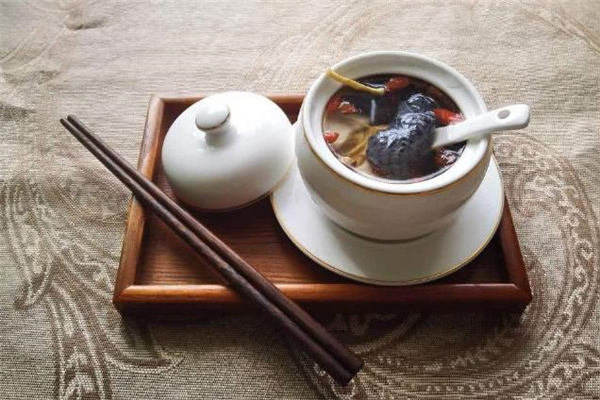 烏雞湯上面的油有營養嗎 烏雞湯怎么燉不油